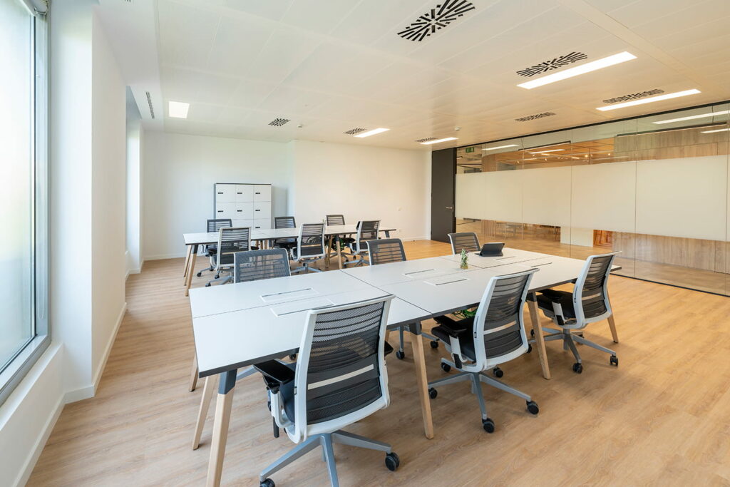Oficinas grandes y luminosas disponible en coworking en Diagonal Barcelona