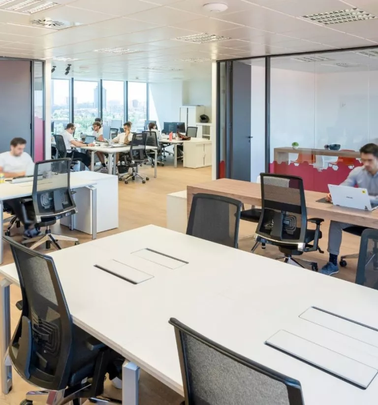 Oficinas corporativas en Madrid con luz natural y vistas de la ciudad