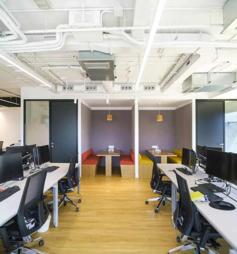 Oficinas abiertas con espacios privados para reuniones