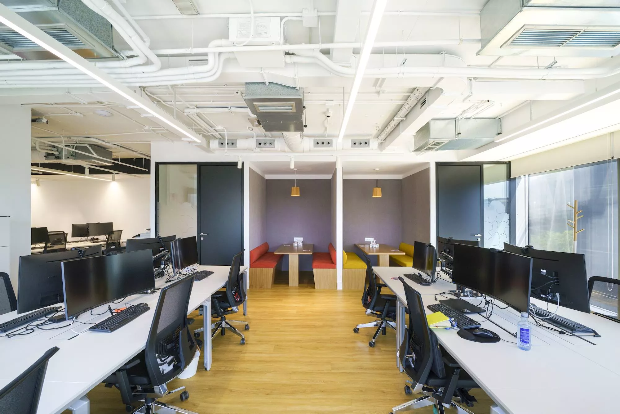 Oficinas con cabinas insonorizadas y espacio de reuniones