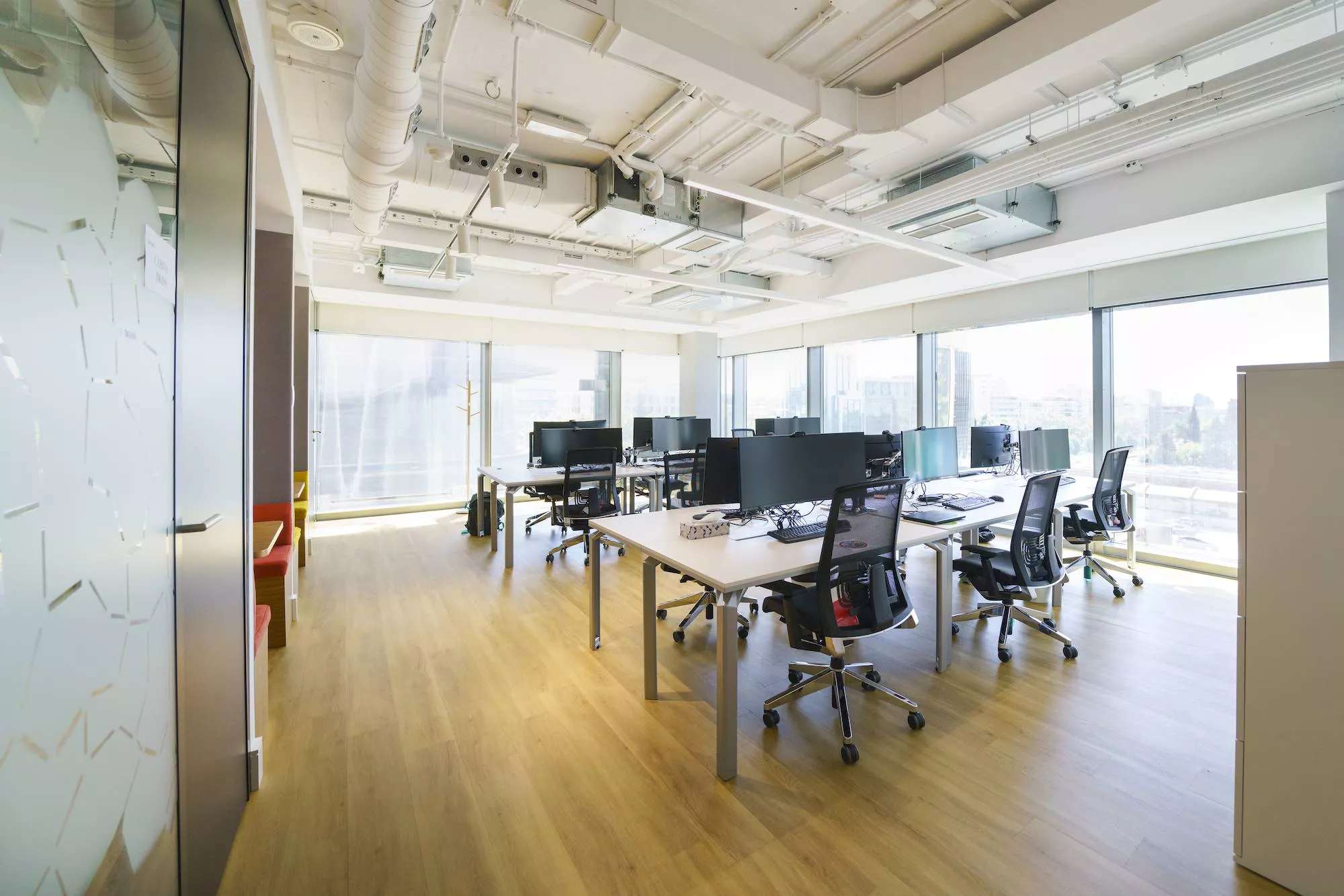 Oficina mediana en Madrid con espacios abiertos de reuniones