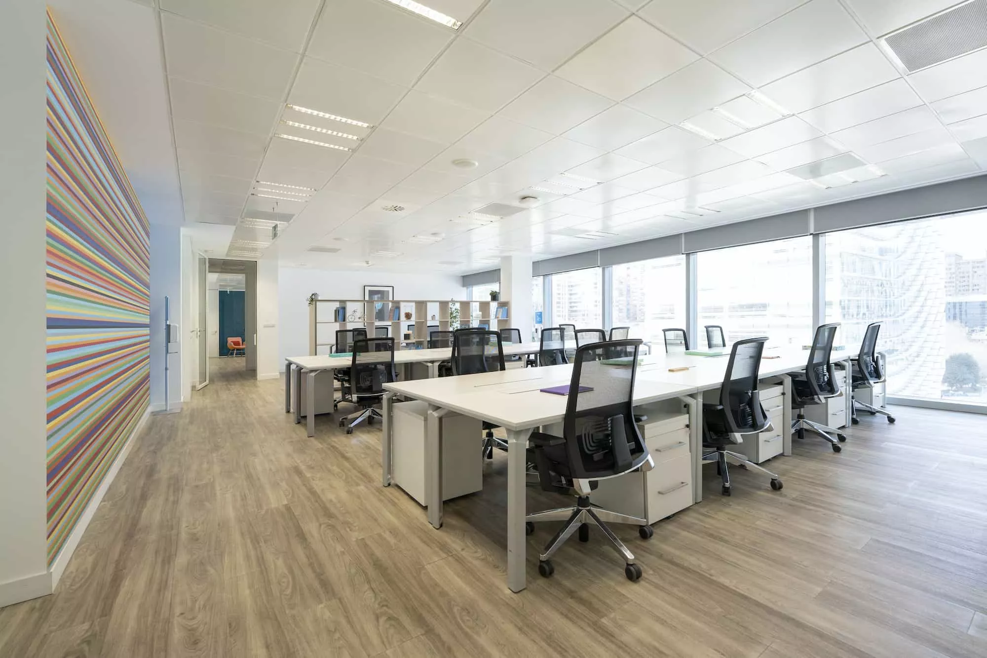 Espacios de trabajo privados amueblados