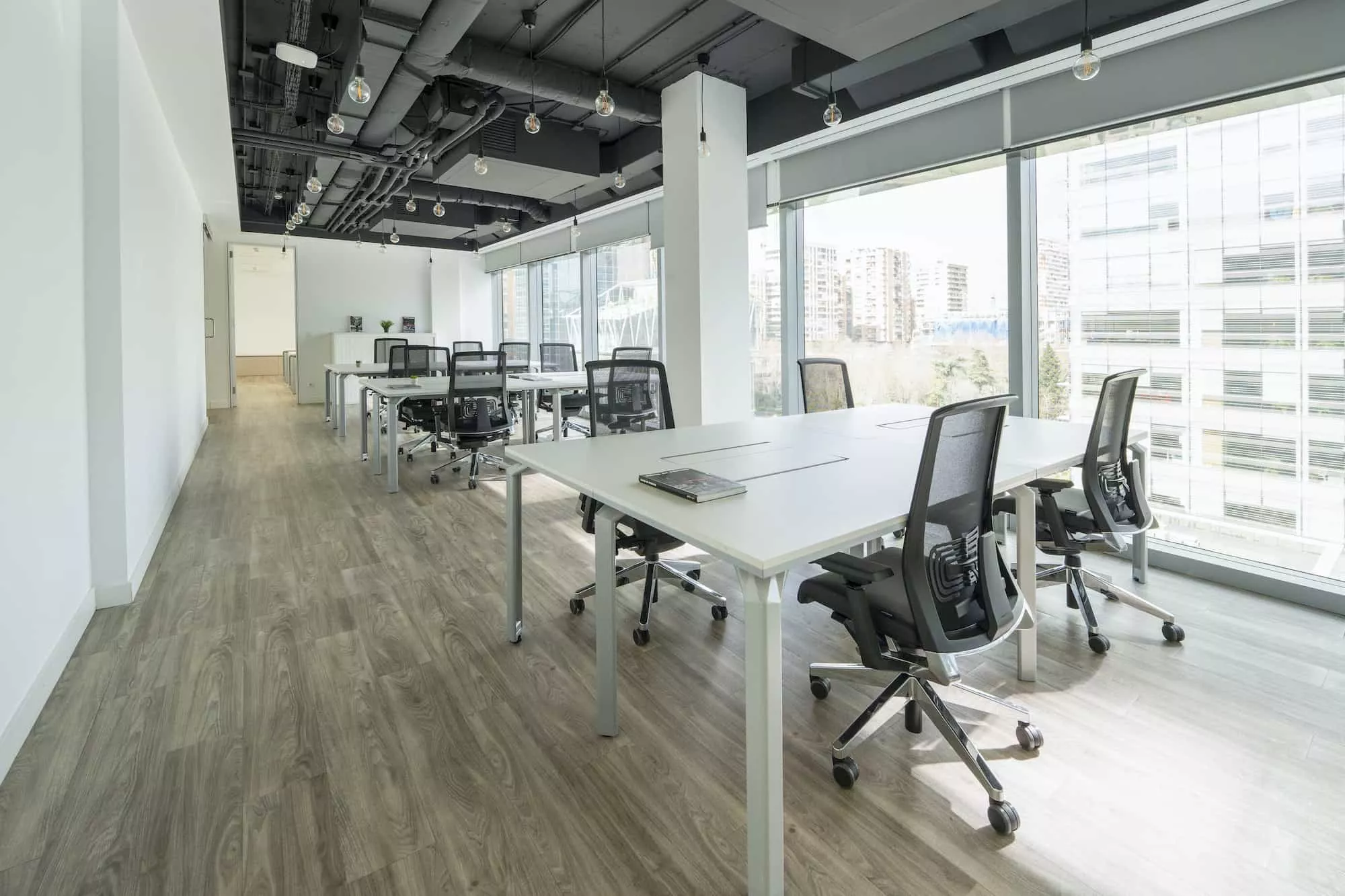 Oficinas con luz natural