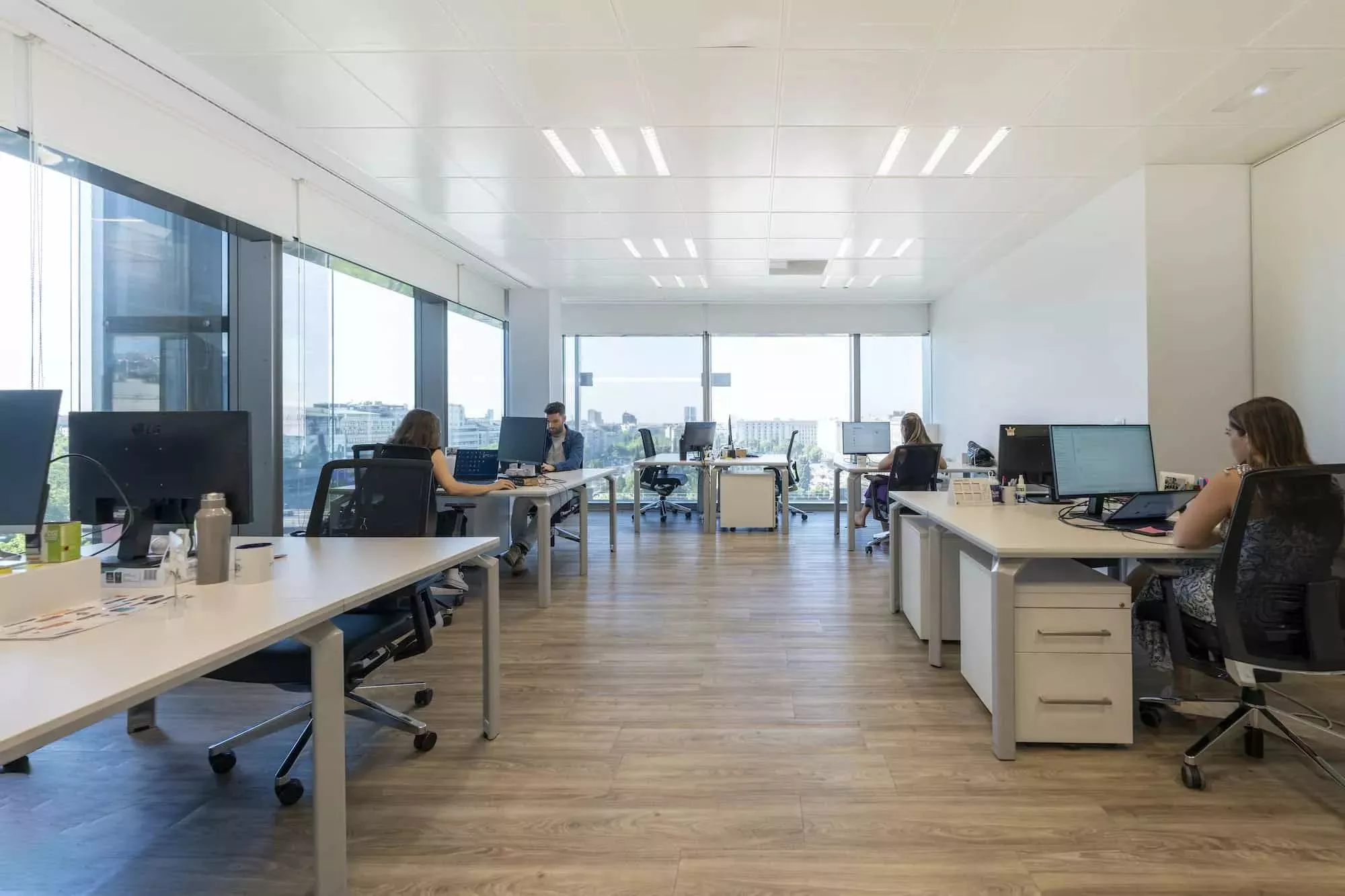 Oficinas personalizadas con la identidad corporativa