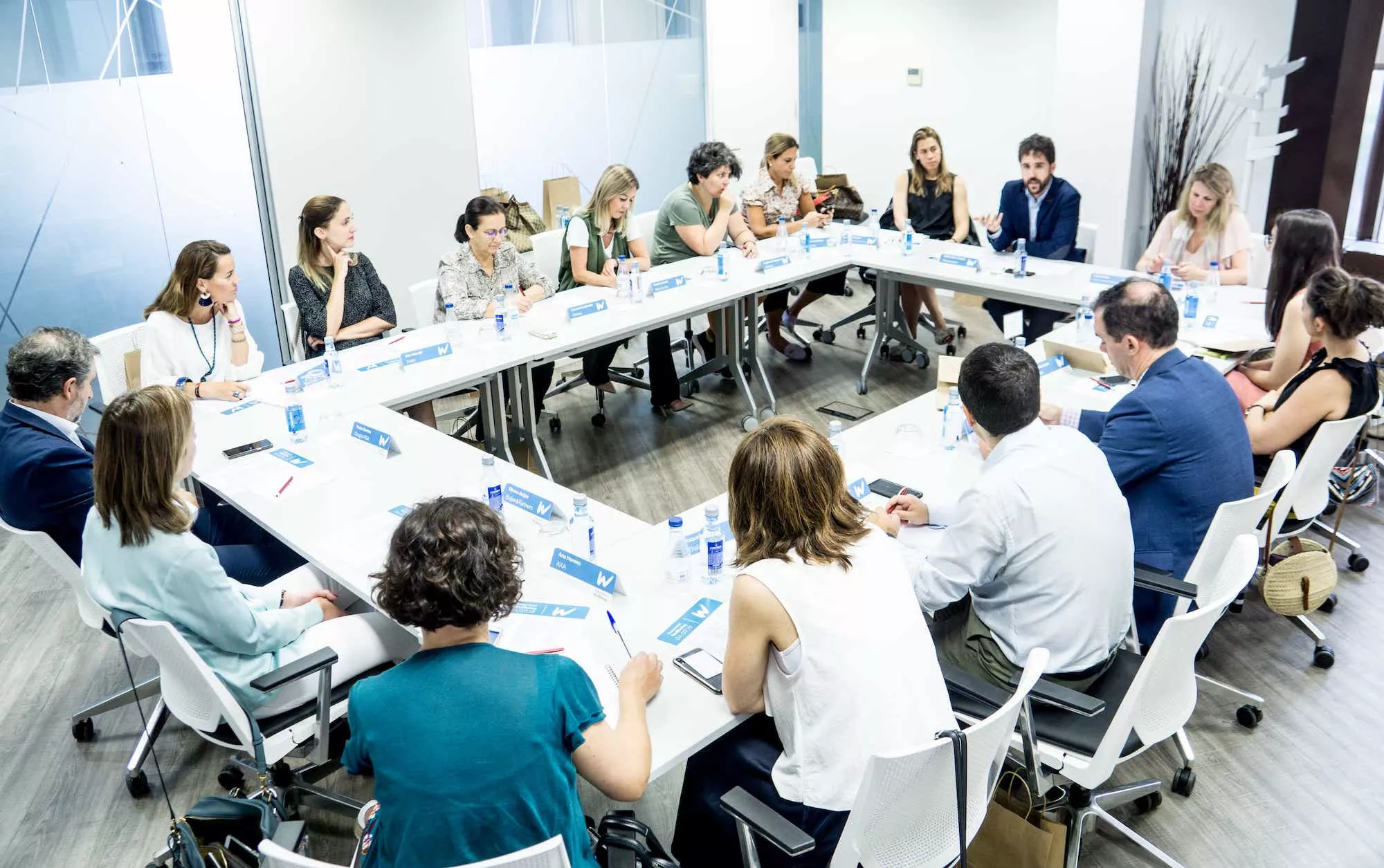 Reunión numerosa para un evento de +Cuota