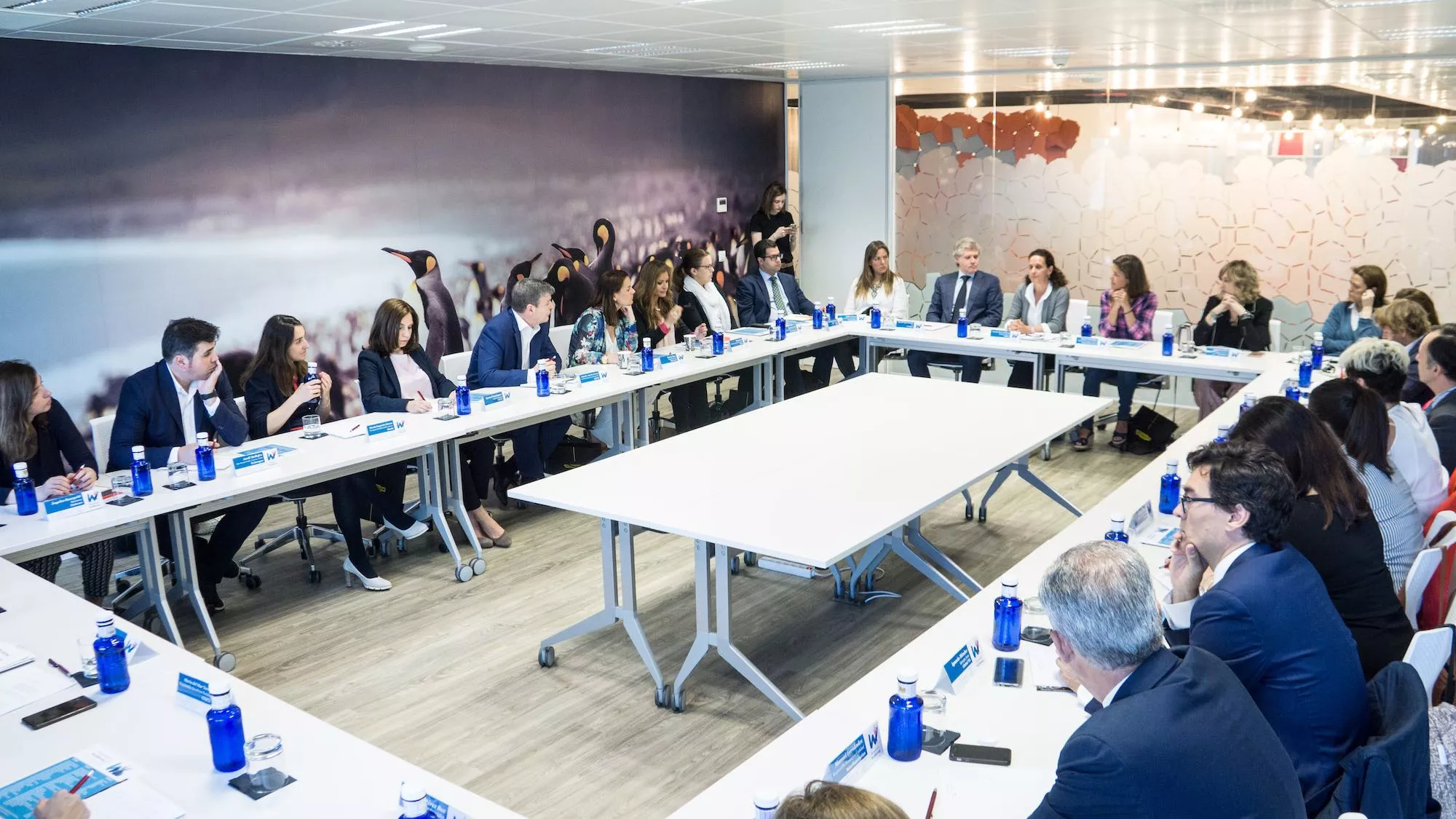 Sala de formación con distribución imperial para 30 personas