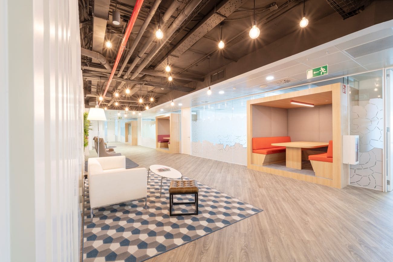 Workspace en Azca, moderno, con zonas de descanso y cabinas