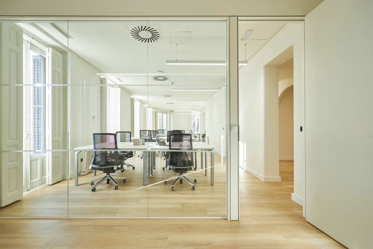 Workspaces en Jorge Juan, con mesas compartidas y sillas ergonómicas