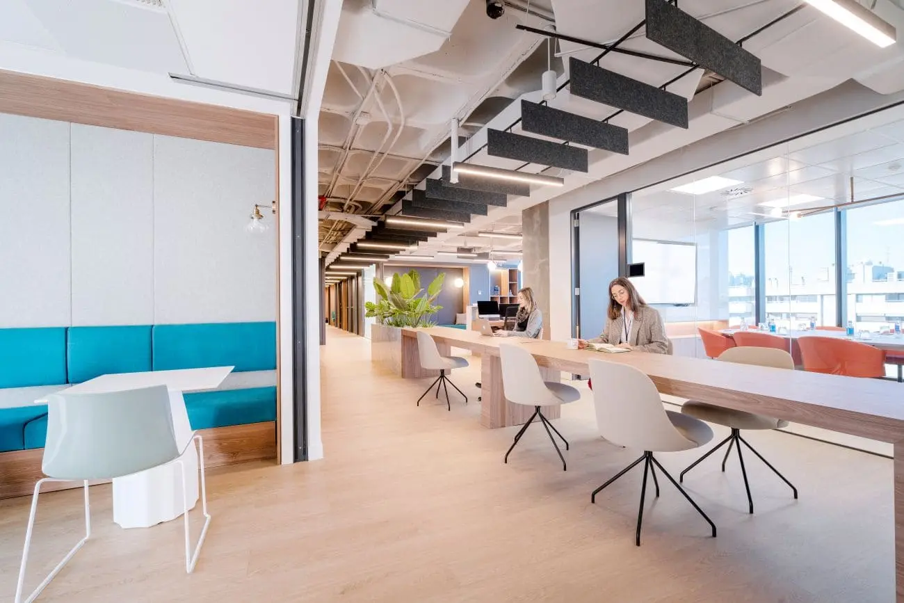 Workspaces en Chamartín, con mesas compartidas y zonas de descanso