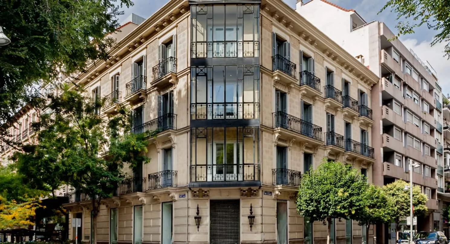 Edificio histórico con las oficinas en alquiler en Goya
