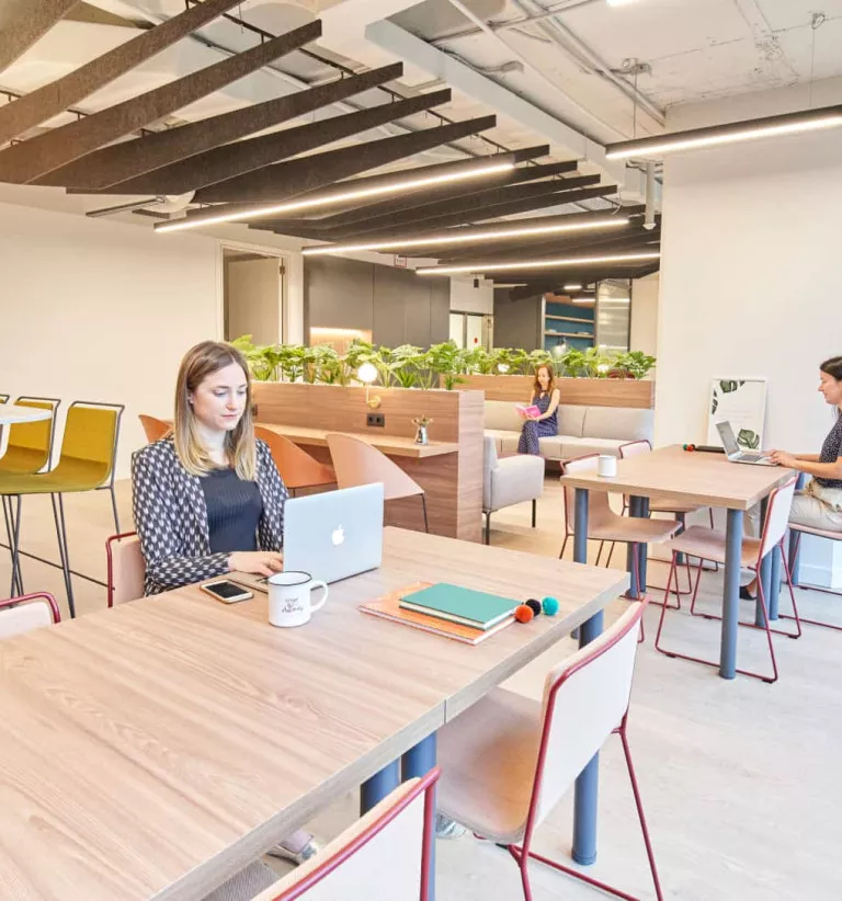 Oficina híbrida: l’espai de treball que necessita la teva empresa i el teu equip