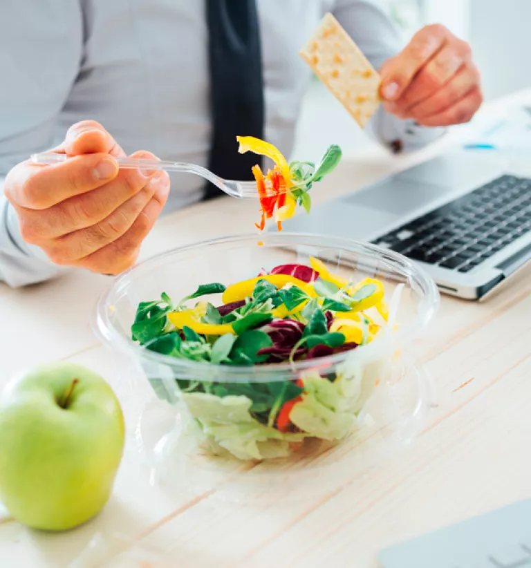 Consejos para comer en el trabajo: cumple tus propósitos saludables también desde la oficina