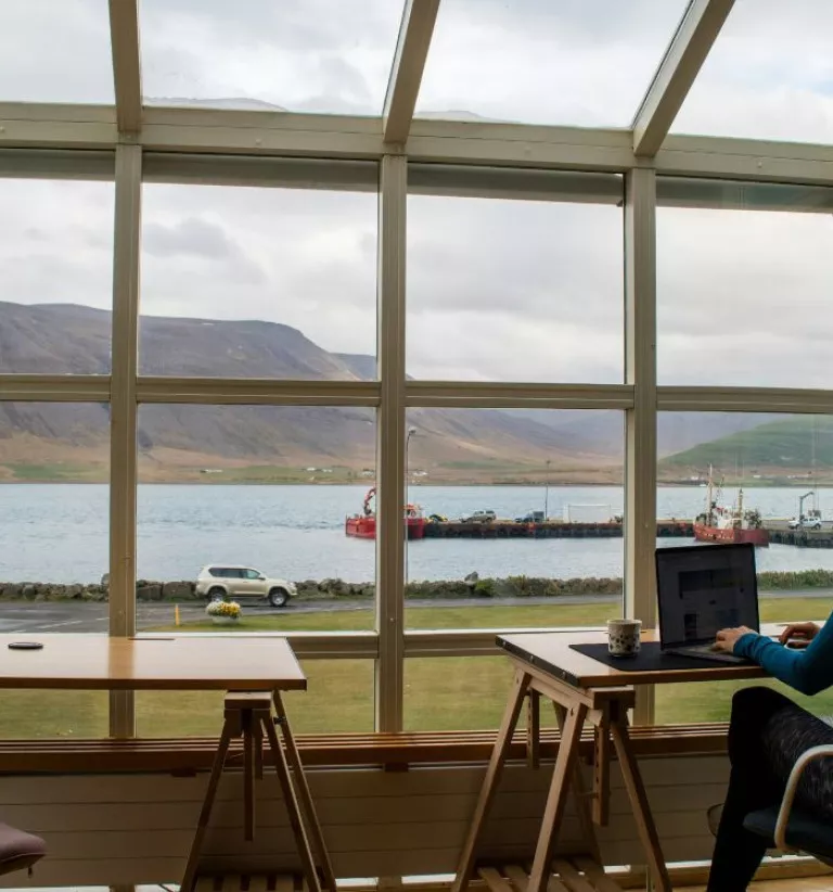 Qué es workation y en qué se diferencia con el teletrabajo