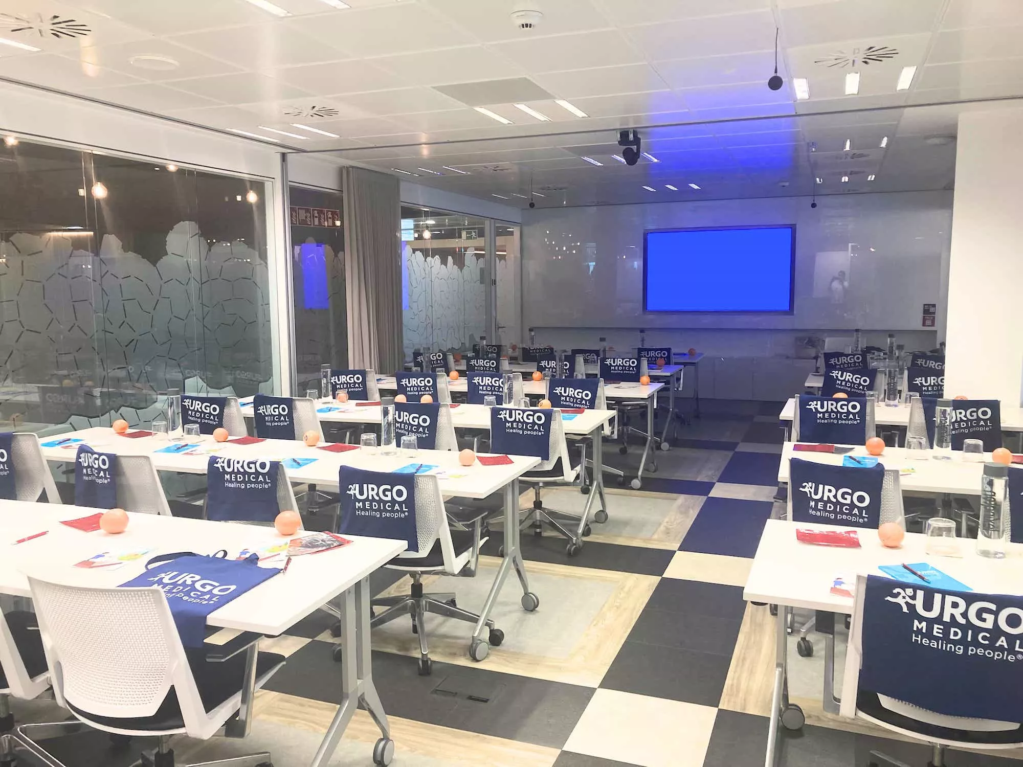 Sala de eventos para 36 personas personalizada para Urgo Medical